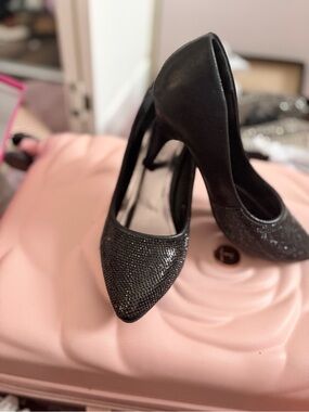 Women's Black Pointed Toe Dress Pumps with Sparkle Accent